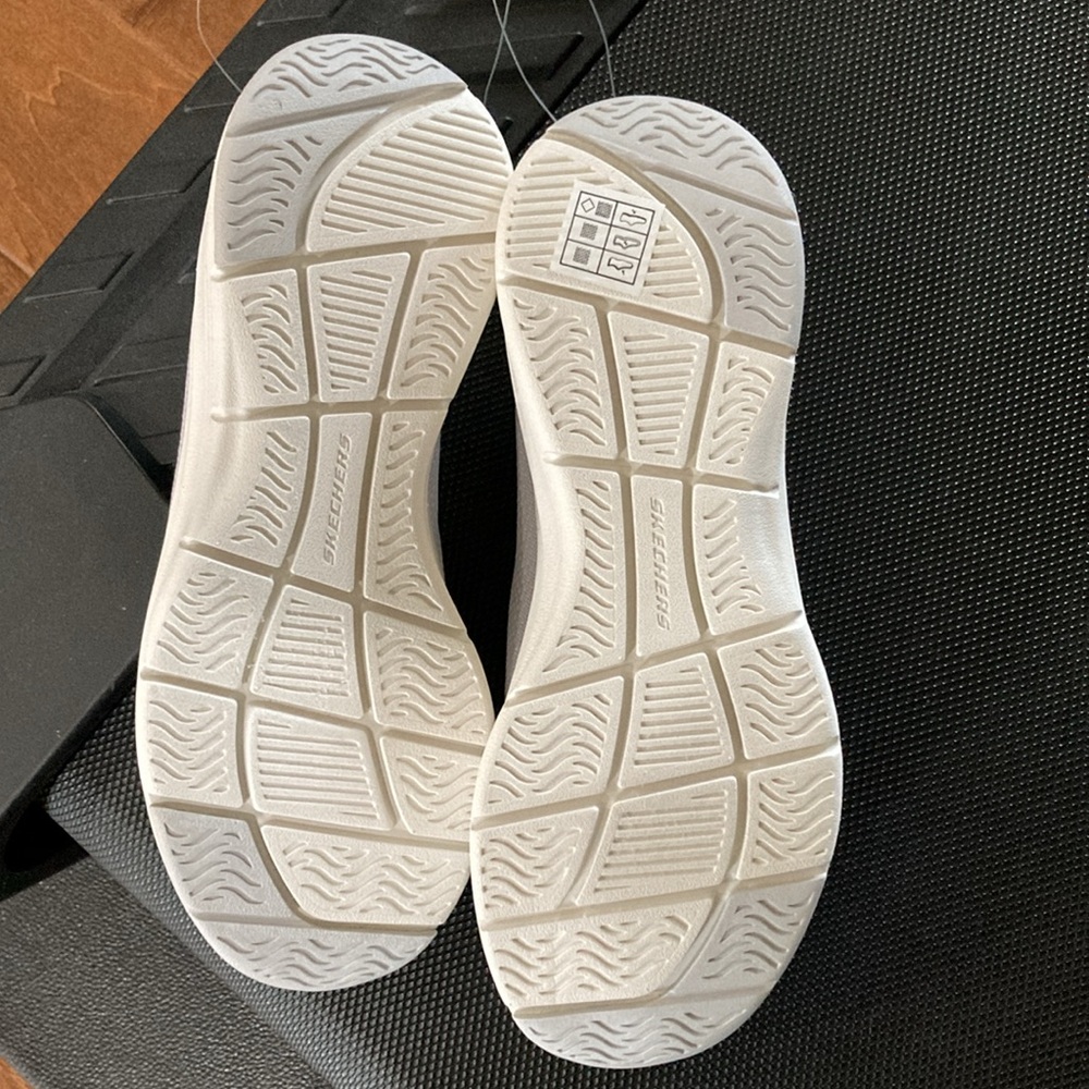 Brand New Skechers - Picture 5 of 13